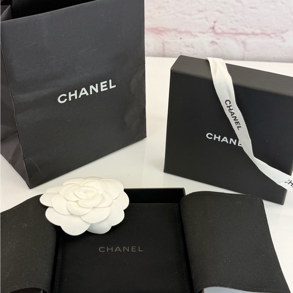 CHANEL Pearl & Crystal Gold Tone Bracelet C20 K - Picture 4 of 13